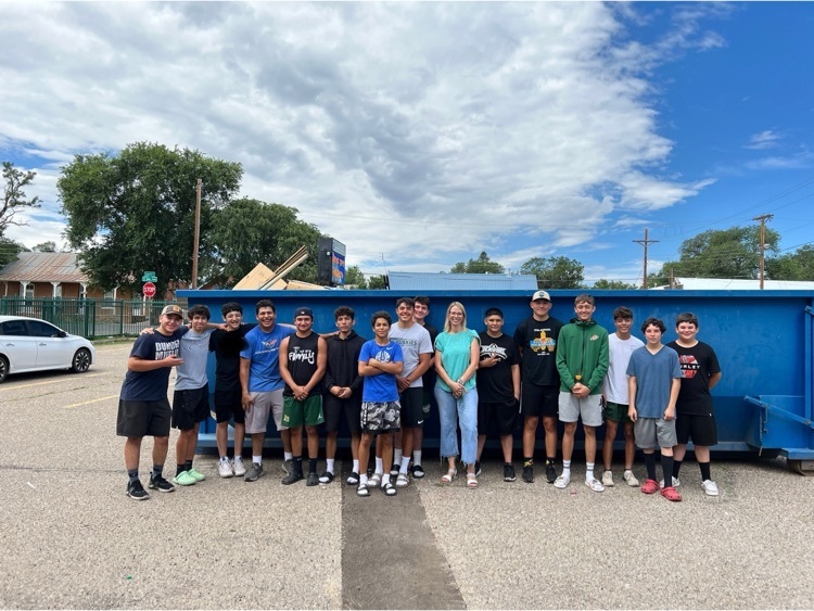 SHOUT OUT auto the WLV Boys Football program who came out help get DC Elementary read for the school year! 💚💛